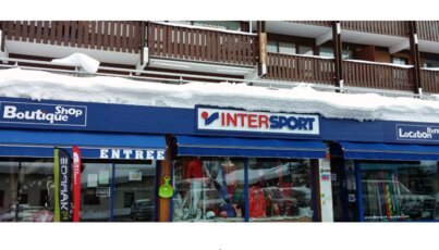 Intersport Geschäft mit Schnee auf dem Dach