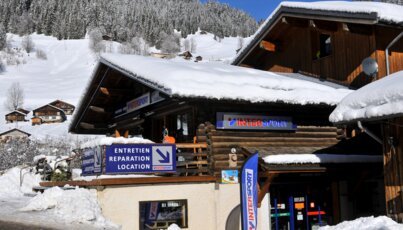 Intersport-Geschäft in einem verschneiten Bergdorf