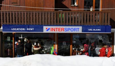 Intersport-Geschäft in Val Blanc mit Schnee davor