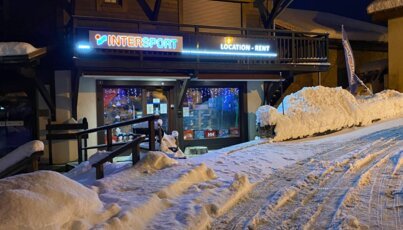 Magasin Intersport dans la neige, de nuit