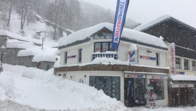 Intersport-Geschäft im Schnee