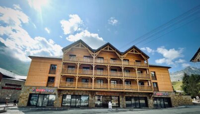 Holzgebäude mit Intersport-Geschäften