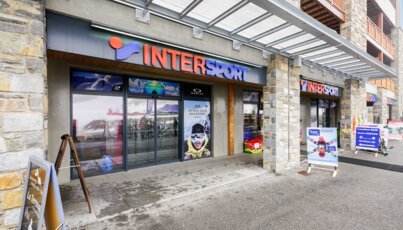 Intersport Geschäft mit Oakley Werbung