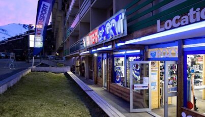 Intersport Sportgeschäft mit "Location" Schriftzug