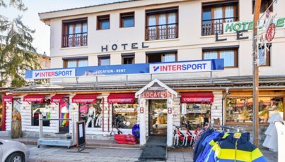 Bâtiment avec enseignes HOTEL et INTERSPORT