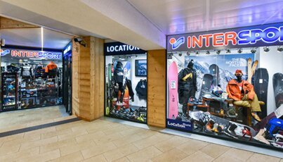 Intersport-Geschäft und Location-Geschäft in einem Einkaufszentrum.