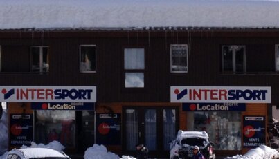 Intersport Geschäft im Winter mit Schnee bedeckt.