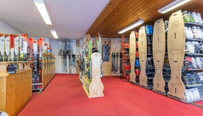 Skiverleihgeschäft mit Skiern und Skischuhen