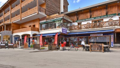 Gebäude mit Geschäften und Restaurants