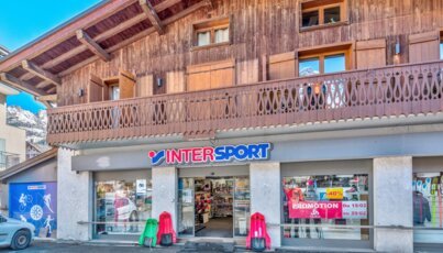 Intersport-Geschäft in einem Chalet-Gebäude
