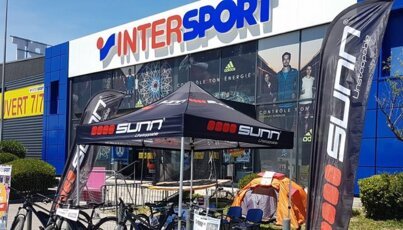 Intersport Geschäft mit SUNN Werbeaktionen davor