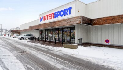 Intersport-Geschäft im Winter mit Schnee bedeckt