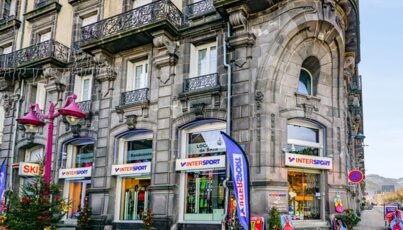 Intersport Geschäft in einem alten Steinhaus