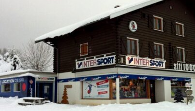 Bâtiment de location de ski Intersport dans la neige