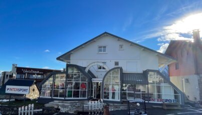 Intersport-Geschäft mit Skifahrern