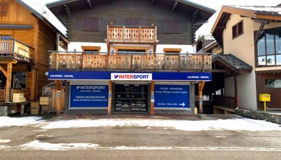 Magasin Intersport dans un bâtiment de style chalet.