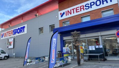 Intersport-Geschäft mit Beschilderung und Werbefahnen.