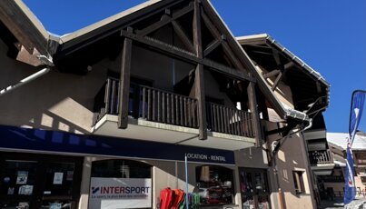 Intersport-Geschäft mit Schlittenverleih in einem Skiort.