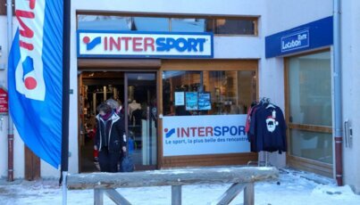 Intersport-Geschäft mit Person, die eintritt