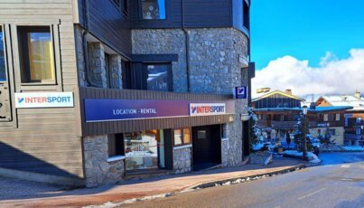 Magasin de location de ski Intersport dans un village de montagne