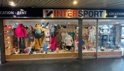 Vitrine Intersport présentant des vêtements d'hiver
