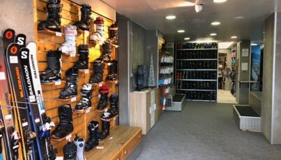 Skiverleihgeschäft mit Ski und Skischuhen