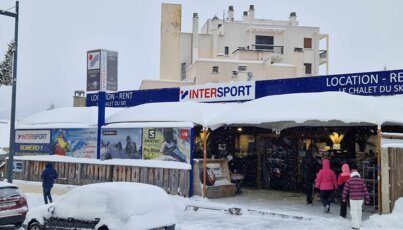 Intersport-Geschäft im Schnee