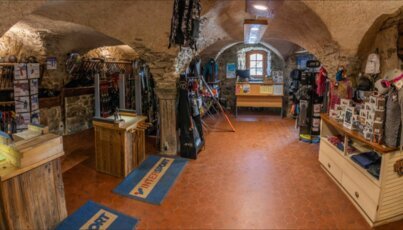 Innenansicht eines Sportgeschäfts mit Ski- und Snowboardausrüstung.