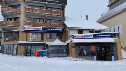 Intersport und Les Montagnards Geschäfte im Schnee