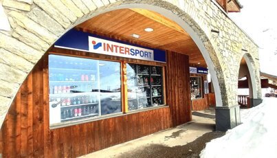 Intersport-Geschäft in einem Skiort.