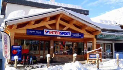 Intersport Geschäft in einem Skiort
