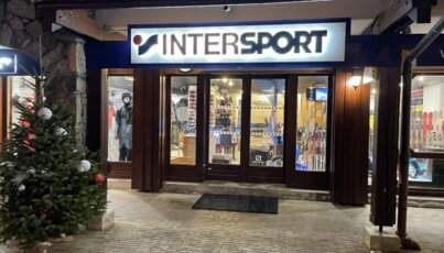 Intersport-Geschäft mit Weihnachtsbaum vor dem Eingang