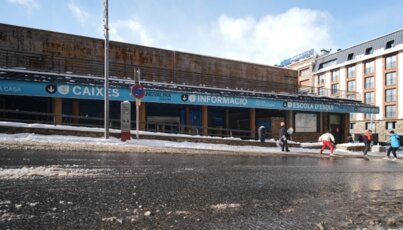 Gebäude mit blauen Schildern und der Aufschrift 'Andorra'