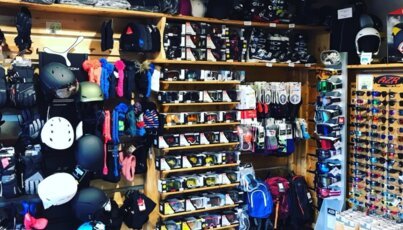 Auslage von Ski- und Snowboardausrüstung in einem Geschäft