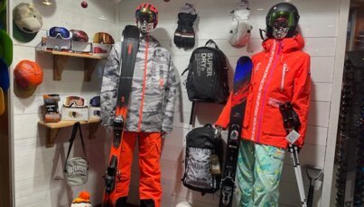 Vitrine de magasin avec équipement de ski et accessoires