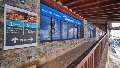 Panneau indiquant restaurants et location de ski