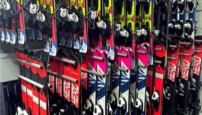 Assortiment de skis dans un magasin