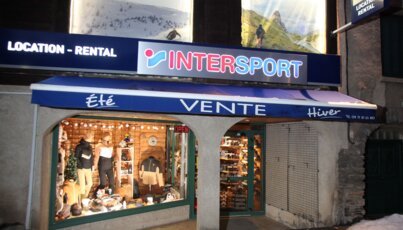 Intersport Ladenfront mit Schaufensterpuppen und Waren