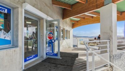 Entrée d'un magasin d'articles de sport