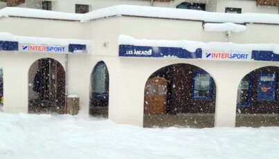 Intersport Geschäft in verschneiter Umgebung.