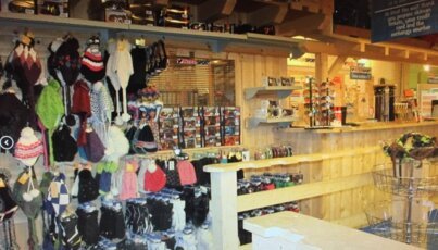 Verkaufsfläche eines Sportgeschäfts mit Mützen und Handschuhen