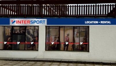 Intersport-Geschäft mit der Aufschrift "Location - Rental"