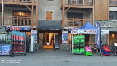 Intersport-Geschäft mit Skiern und Snowboards zur Miete.