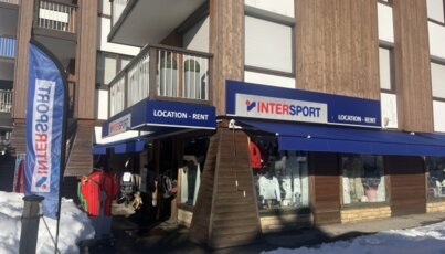 Intersport Laden mit Schnee davor.