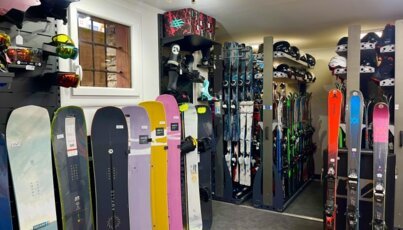 Skis et snowboards dans un magasin de sport.