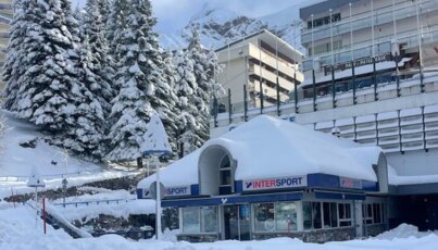Magasin Intersport recouvert d'une épaisse couche de neige.