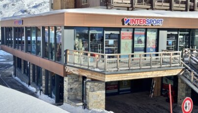 Intersport Geschäft in einem Skiort