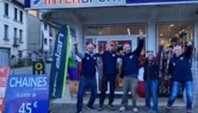 Groupe de personnes devant un magasin Intersport.