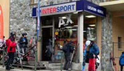Magasin de location de skis Intersport avec des clients
