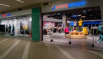 Intersport-Geschäft mit Kleidung und Schaufensterpuppen.